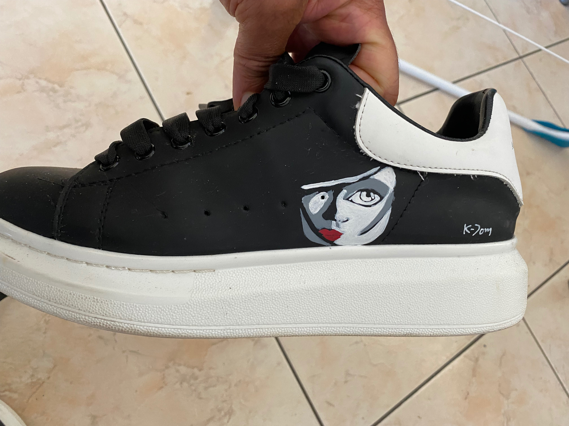 Sneakers — Visage graphique — Personnalisation de sneakers à la demande — peinture acrylique sur cuir