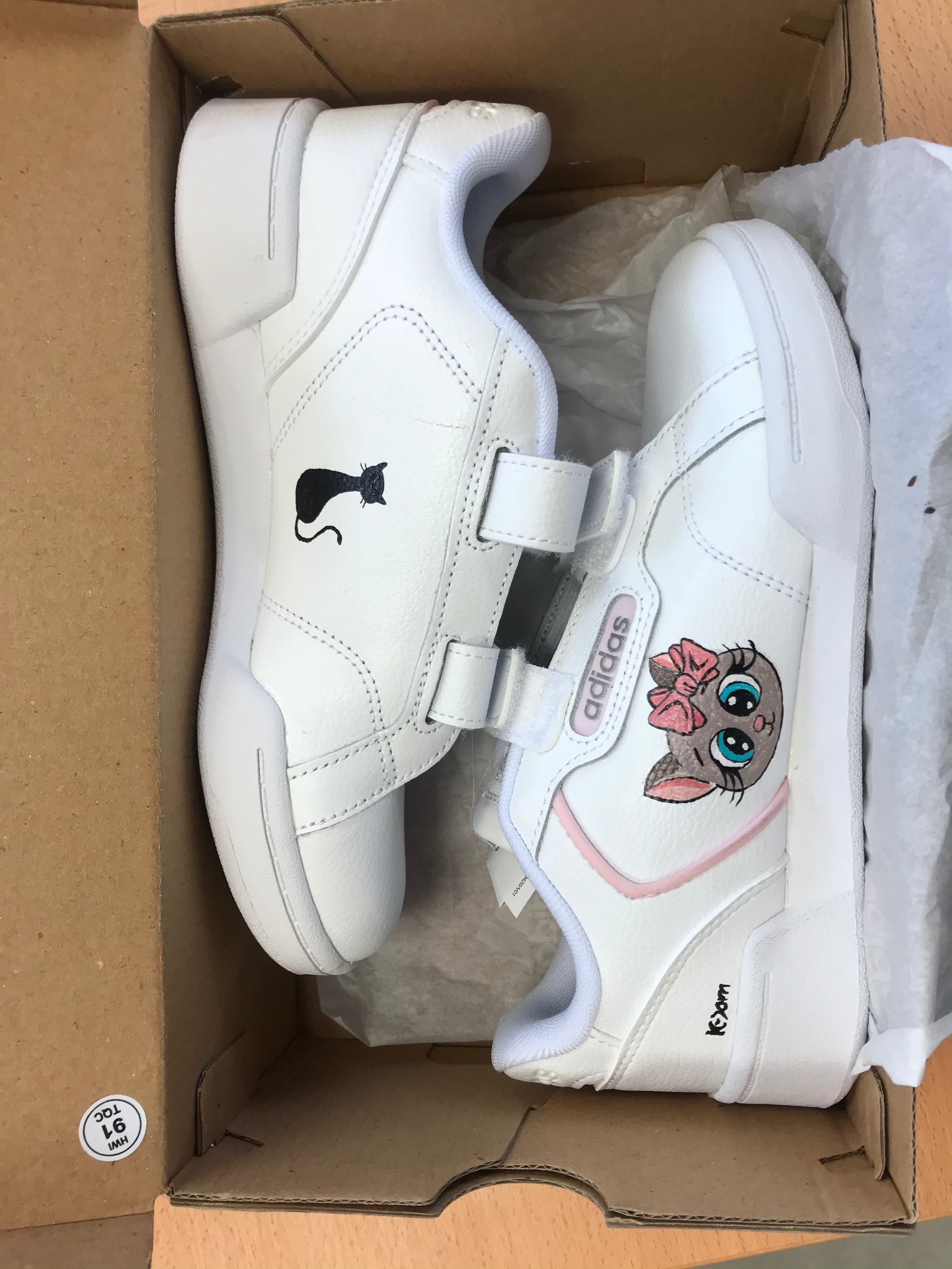 Sneakers — Chaton au nœud rose — Personnalisation de sneakers à la demande — peinture acrylique sur cuir